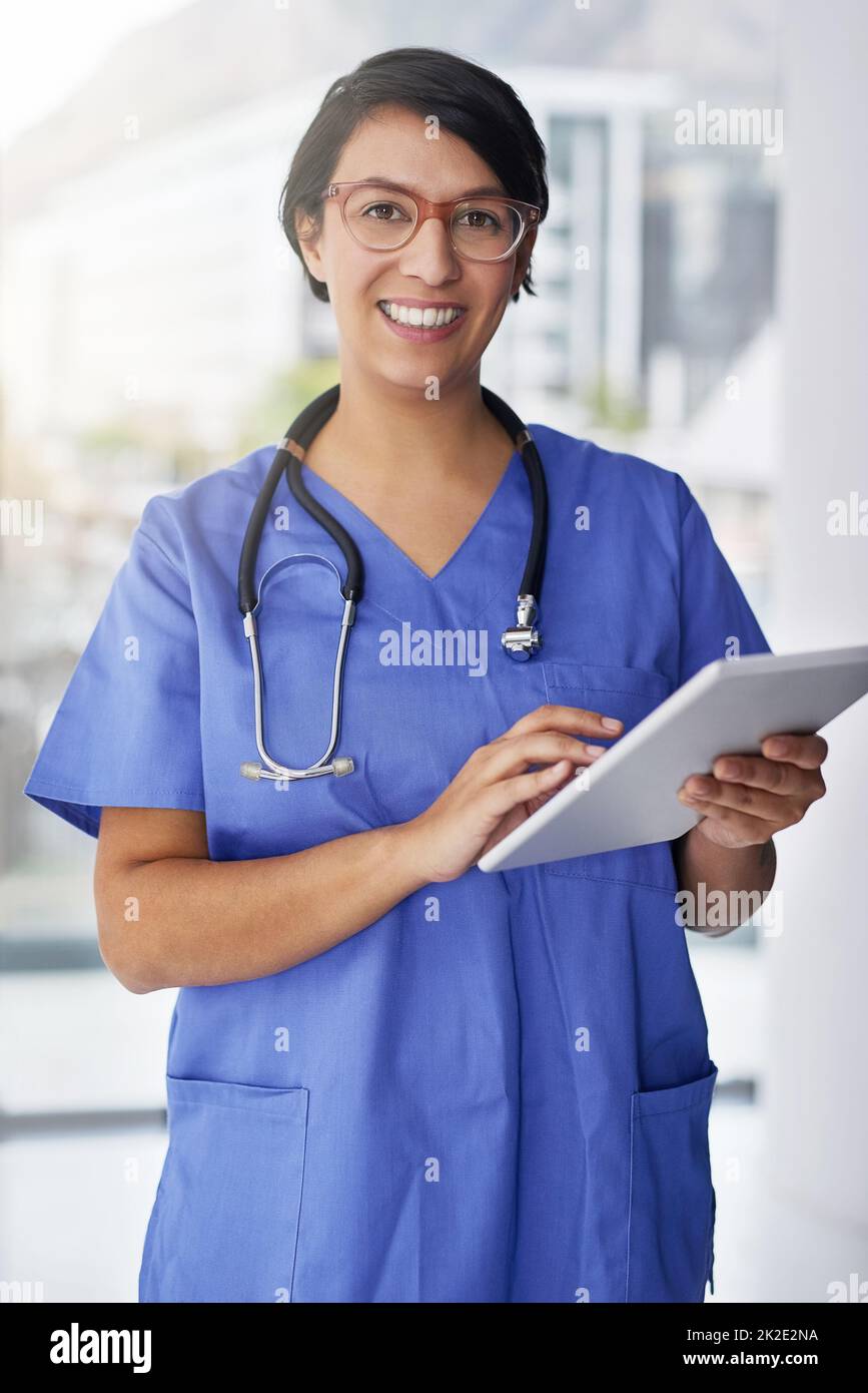 Vous maintenir en bonne santé. Portrait d'un médecin travaillant sur une tablette numérique dans un hôpital. Banque D'Images
