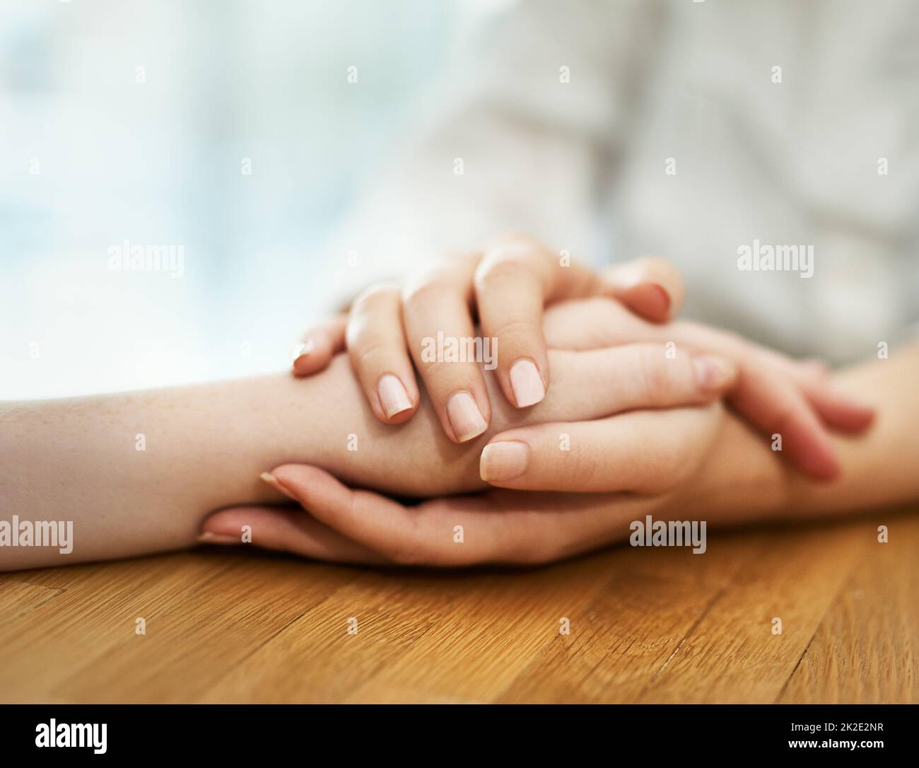 Maintien et confort. Photo de deux personnes tenant les mains confortablement. Banque D'Images