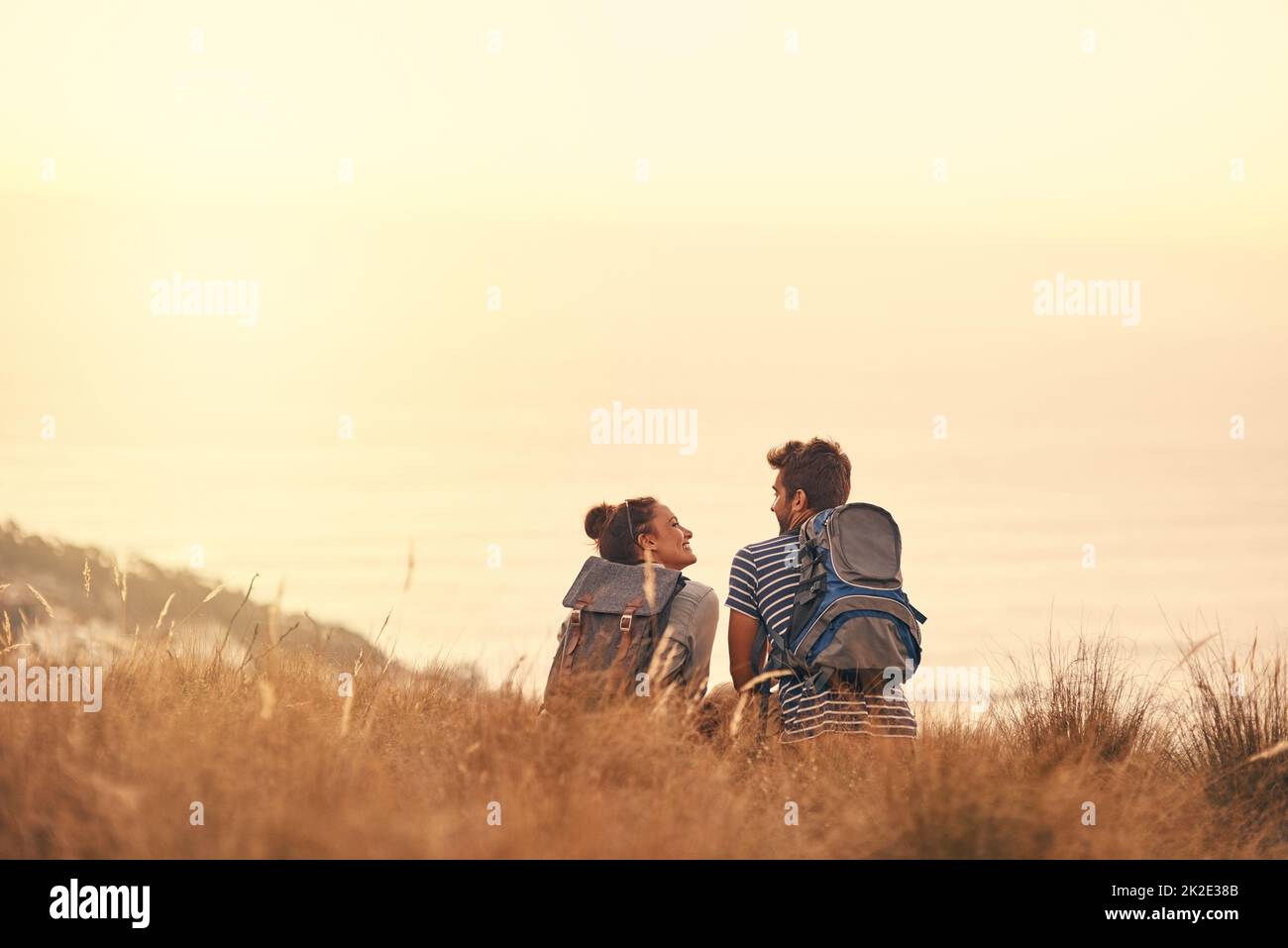 Il sait juste comment voler mon coeur. Vue arrière d'un couple faisant une pause après la randonnée. Banque D'Images