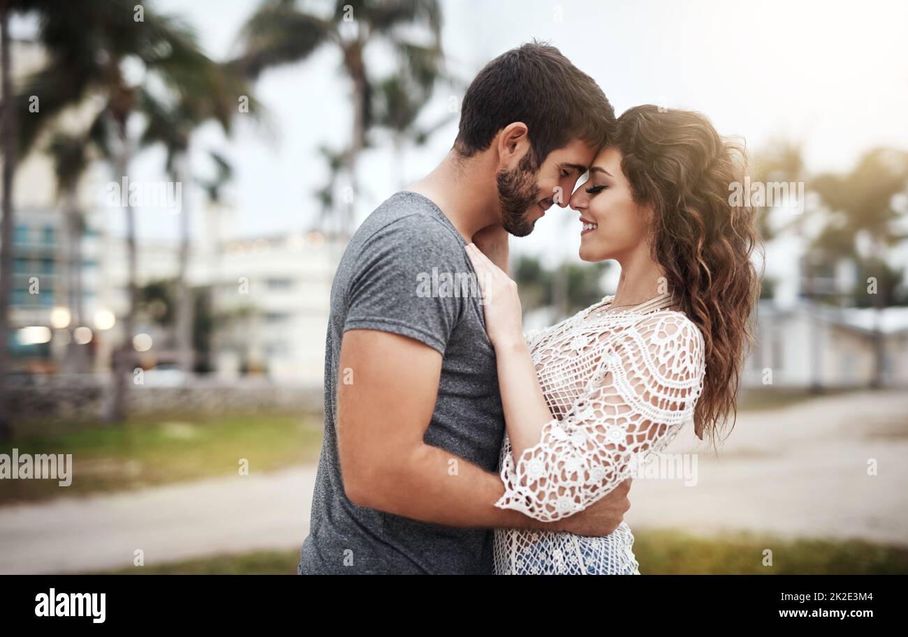 Je sens votre amour profondément dans mon coeur. Photo d'un jeune couple passant une journée romantique à la plage. Banque D'Images