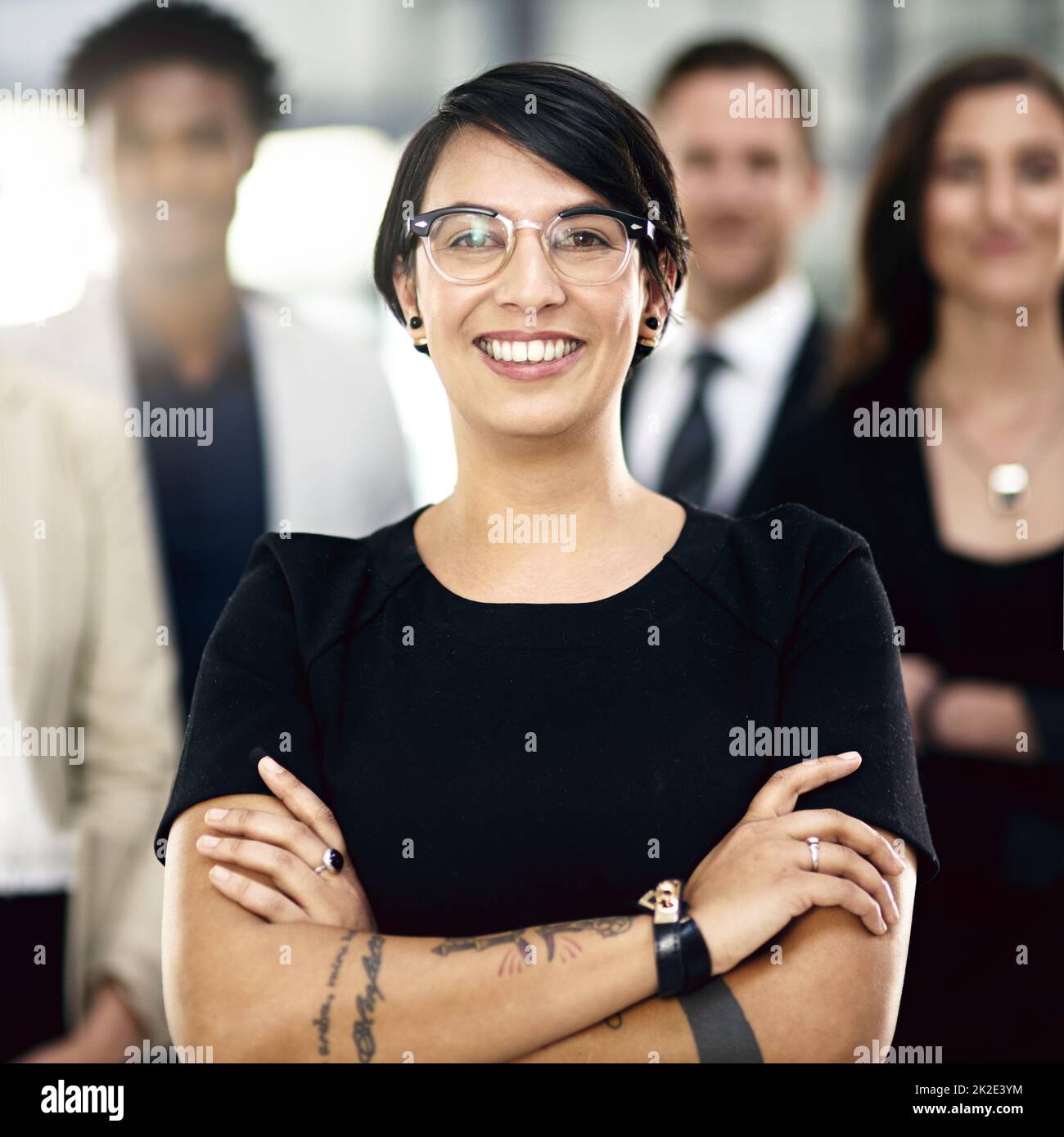 Leader dans notre secteur. Portrait rogné d'un groupe d'hommes d'affaires debout au bureau. Banque D'Images