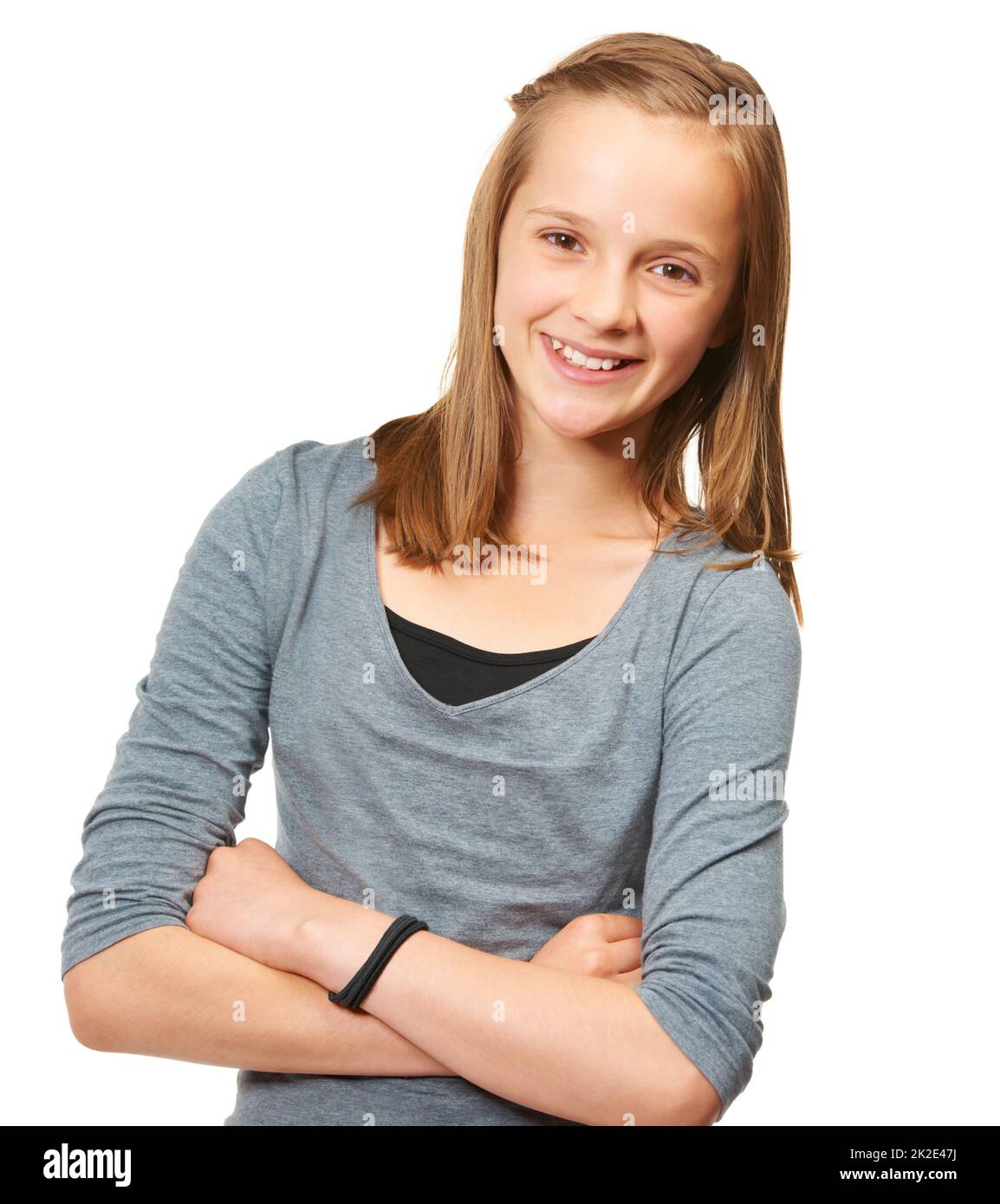 Jeunesse insouciante. Portrait studio d'une jeune adolescente debout sur fond blanc. Banque D'Images