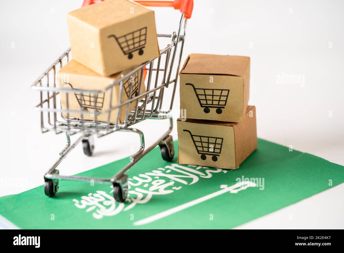 Boîte avec le logo du panier et le drapeau de l'Arabie Saoudite, Import Export Shopping en ligne ou eCommerce service de livraison de financement magasin d'expédition de produit, commerce, concept de fournisseur. Banque D'Images