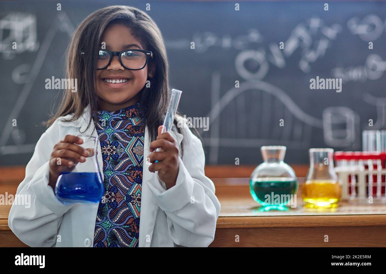 Vous n'êtes jamais trop jeune pour poursuivre un amour pour la science. Portrait d'une petite fille dans un manteau de laboratoire faisant une expérience scientifique dans un laboratoire. Banque D'Images