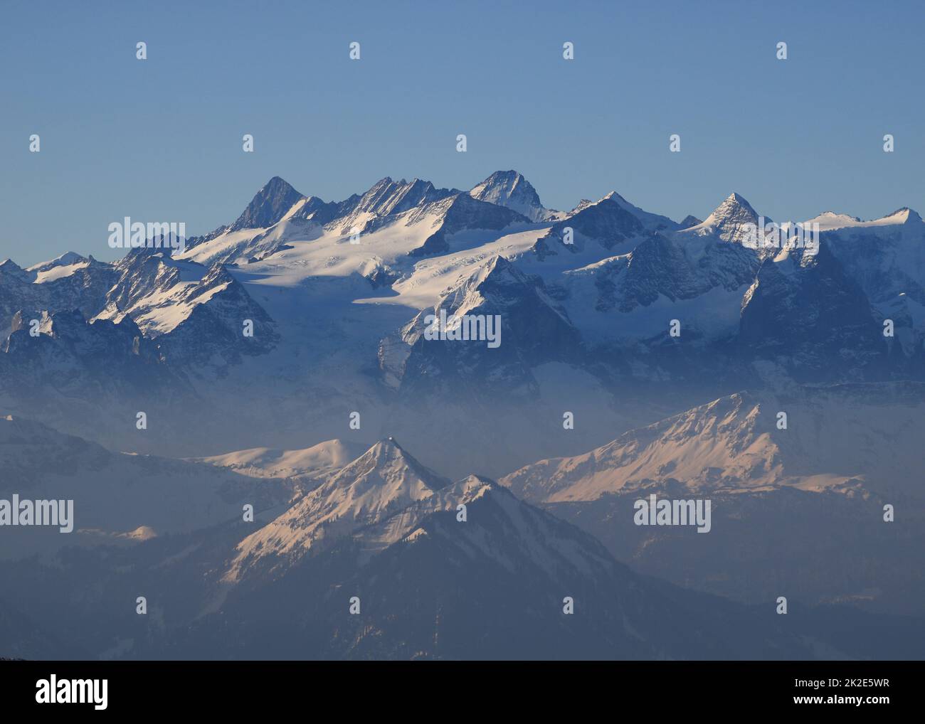 Hautes montagnes et glaciers dans l'Oberland bernois, Suisse. Lauteraarhorn, Finsteraarhorn et quelques pics moins connus. Banque D'Images
