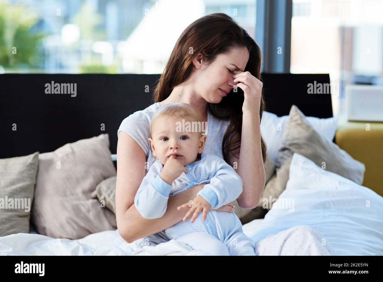 Moments de maternité. Photo d'une mère et de son bébé garçon à la maison. Banque D'Images