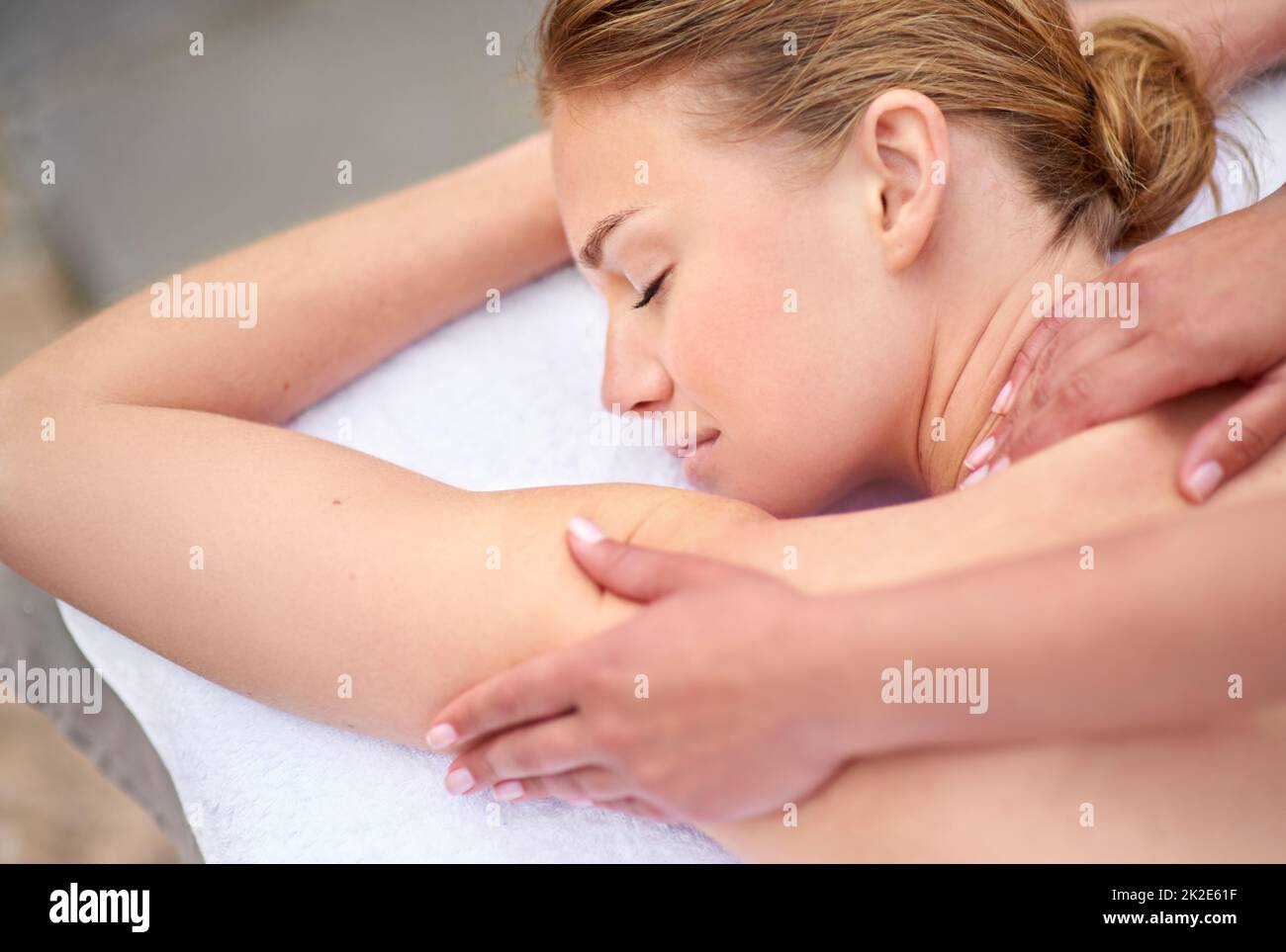 Chaque femme mérite d'être choyée. Plan court d'une jeune femme enjyoing un massage au spa de jour. Banque D'Images