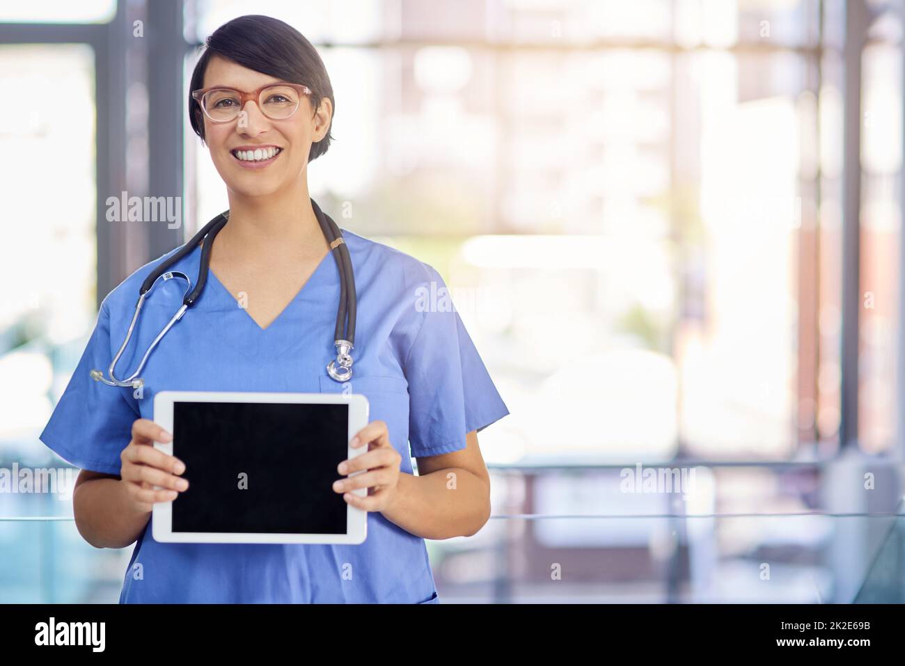 Utilisez une technologie de pointe pour améliorer les soins de santé. Portrait d'un jeune médecin tenant une tablette numérique. Banque D'Images