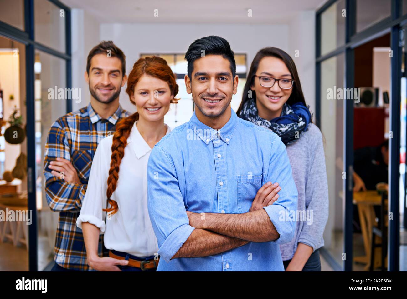 Voyons ce que nous pouvons faire. Portrait d'une équipe de jeunes designers dans leur bureau moderne. Banque D'Images