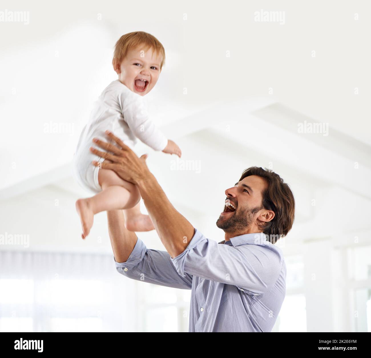 Garderie Daddy. Prise de vue d'un jeune père passant du temps avec son bébé garçon. Banque D'Images