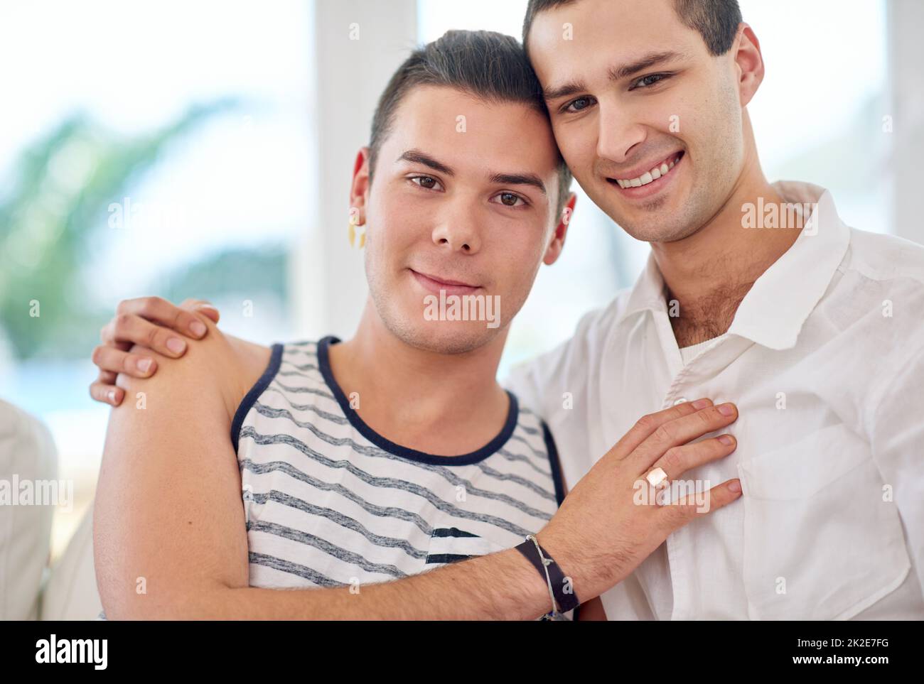 Notre vie est bénie. Photo d'un couple gay se détendant ensemble à la maison. Banque D'Images