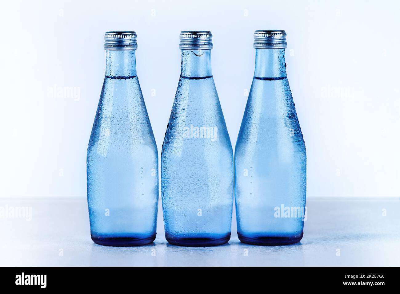 Un rafraîchissement parfait. Prise de vue en studio de trois bouteilles d'eau en verre. Banque D'Images