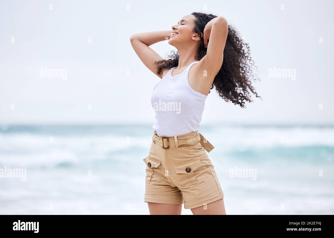 Les jours de la plage sont enfin là. Photo d'une jeune femme passant une journée à la plage. Banque D'Images