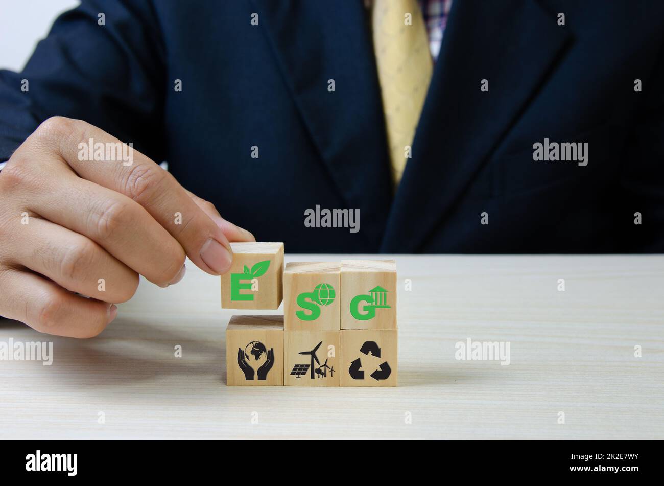 Mettez à la main des cubes en bois avec le symbole de gouvernance sociale environnementale ESG sur la table copy space.Business concepts. Banque D'Images