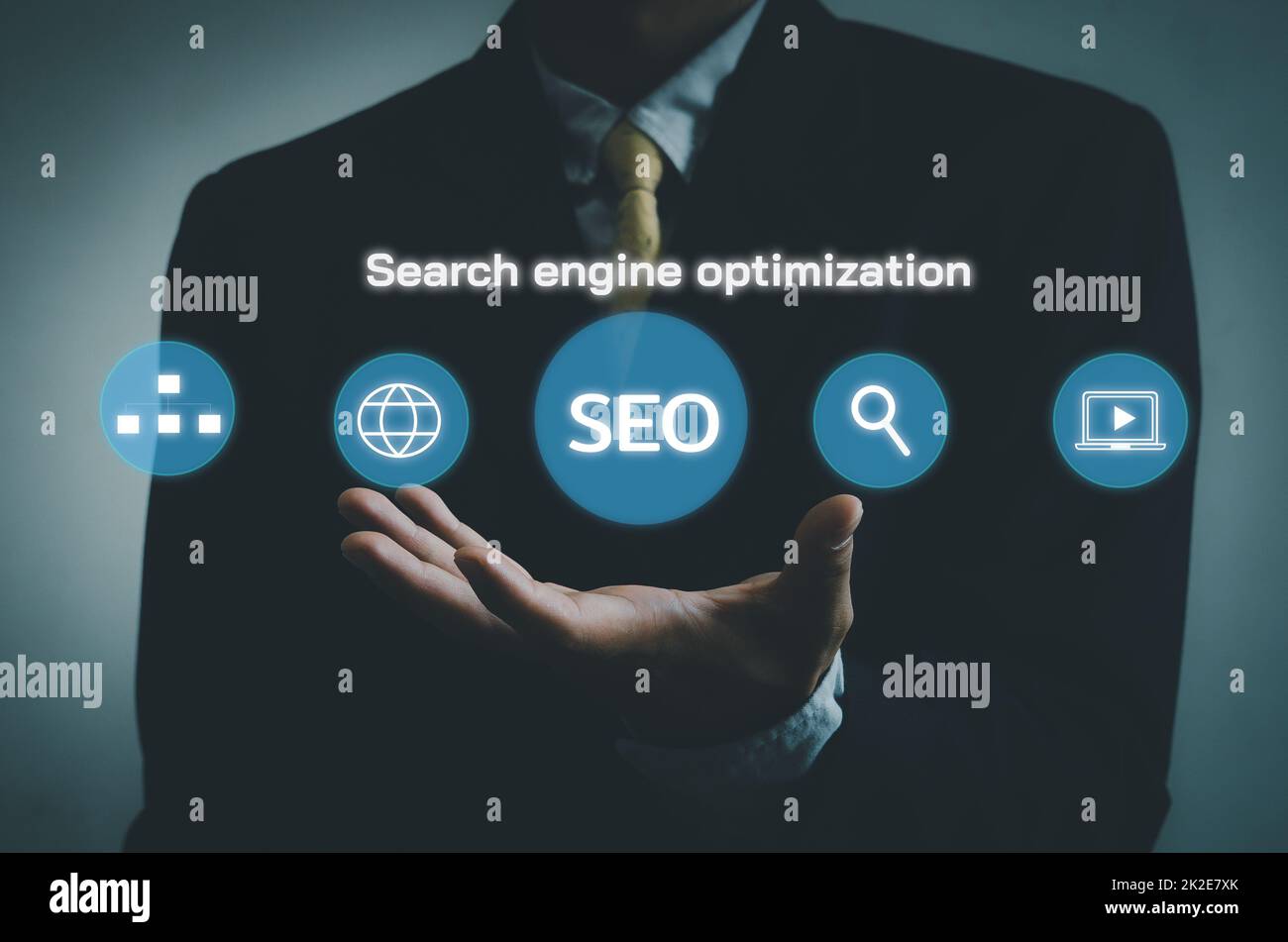 Main homme d'affaires icône SEO Search Engine optimisation Virtual Screen.social réseau numérique business concept. Banque D'Images