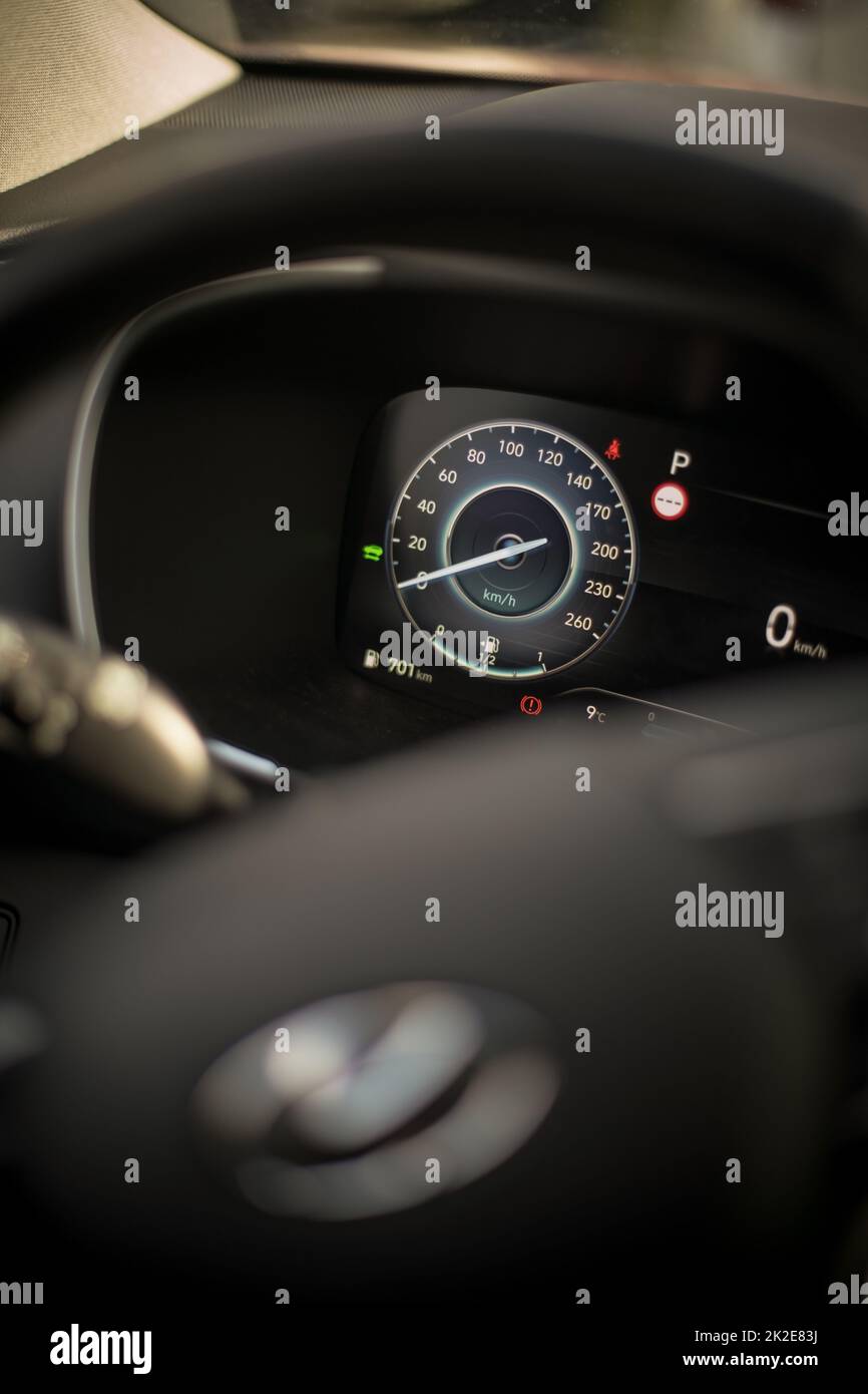 Tableau de bord numérique d'une nouvelle voiture, avec indicateur de vitesse Banque D'Images