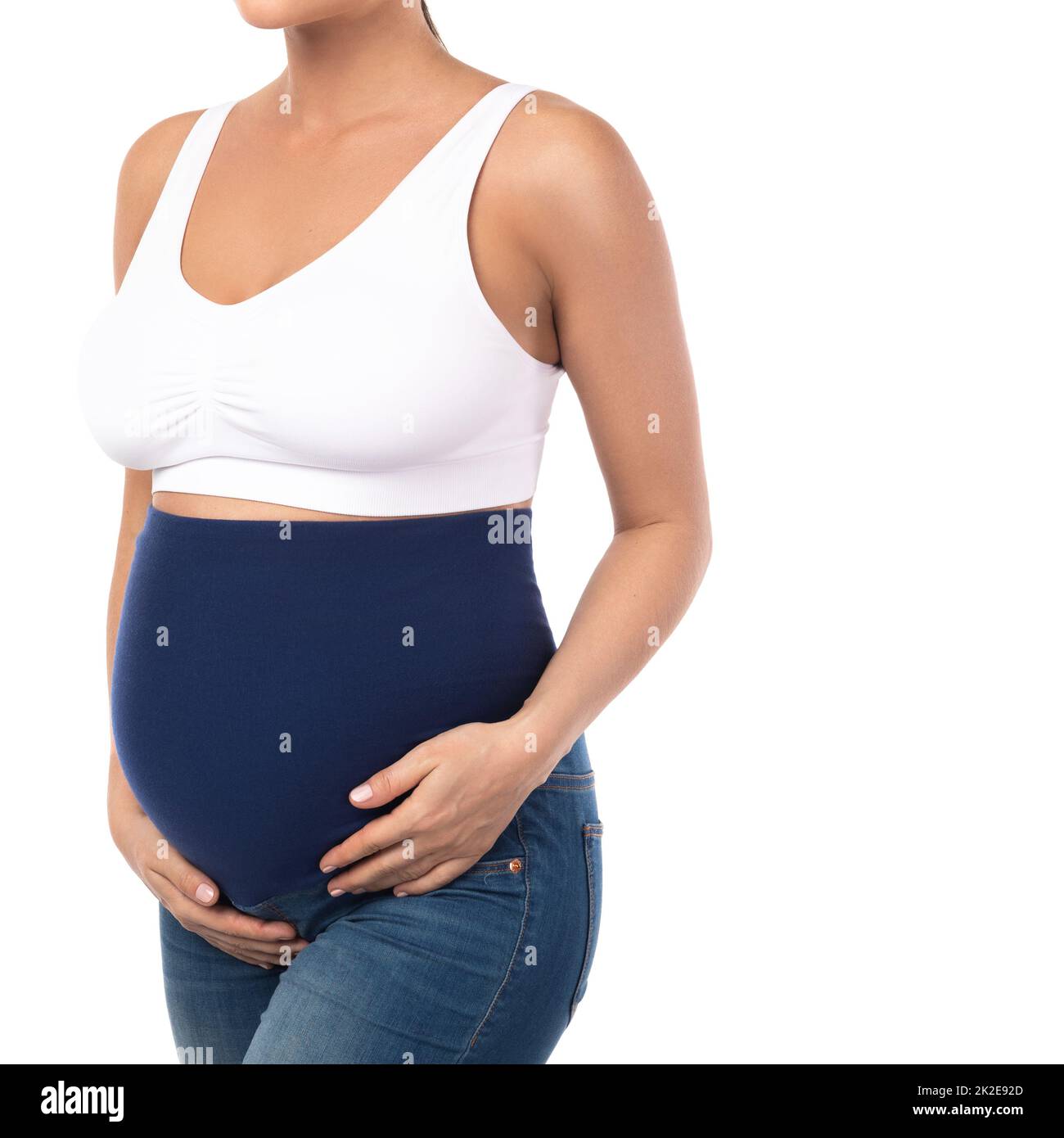 Jeune femme enceinte portant un Jean de maternité Banque D'Images
