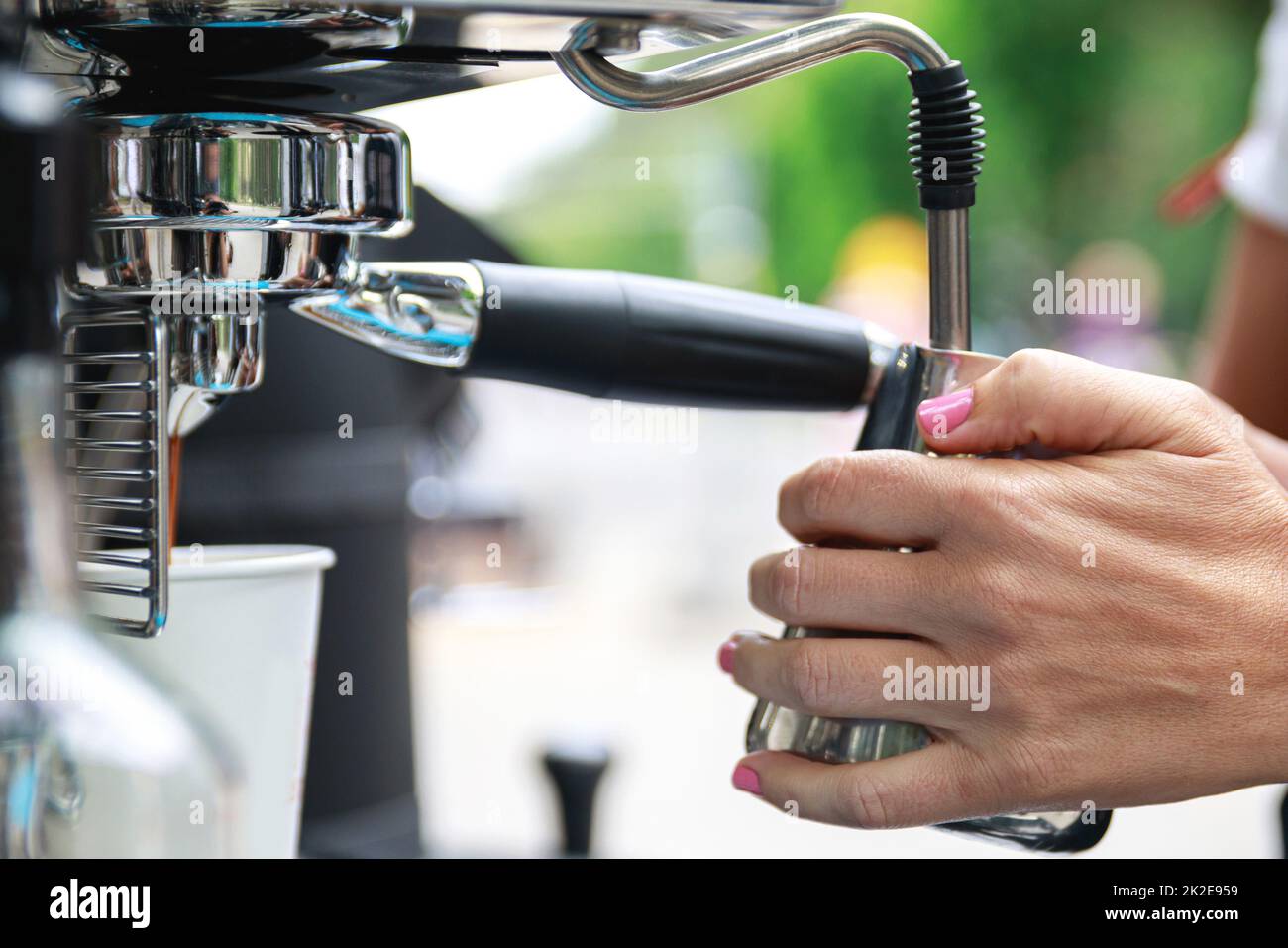 Le barista prépare un délicieux café au lait Banque D'Images