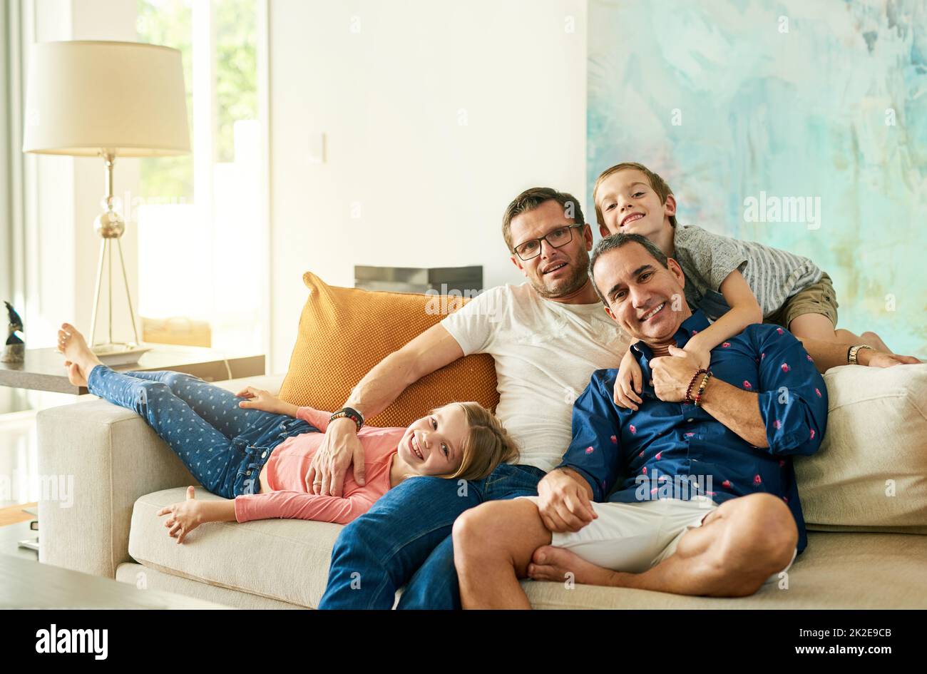 Nous étions une famille heureuse. Portrait court d'une famille affectueuse de quatre personnes sur le canapé à la maison. Banque D'Images