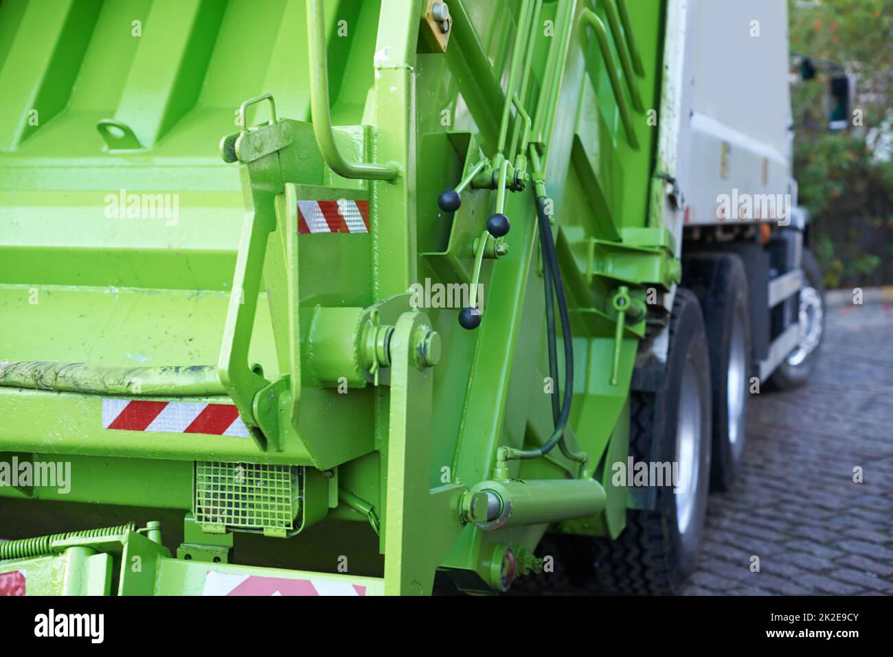 En déplacement pour nettoyer. Vue arrière d'un camion à ordures en cours de travail. Banque D'Images