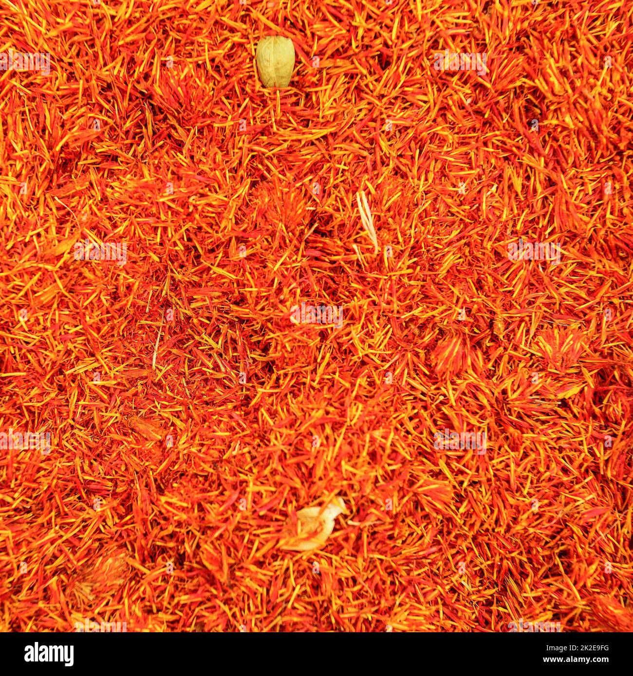 Vue de dessus, vue de détail sur le rouge orange vif safran (Crocus sativus) spice affiché sur le marché alimentaire, Kyrenia, Chypre du Nord Banque D'Images