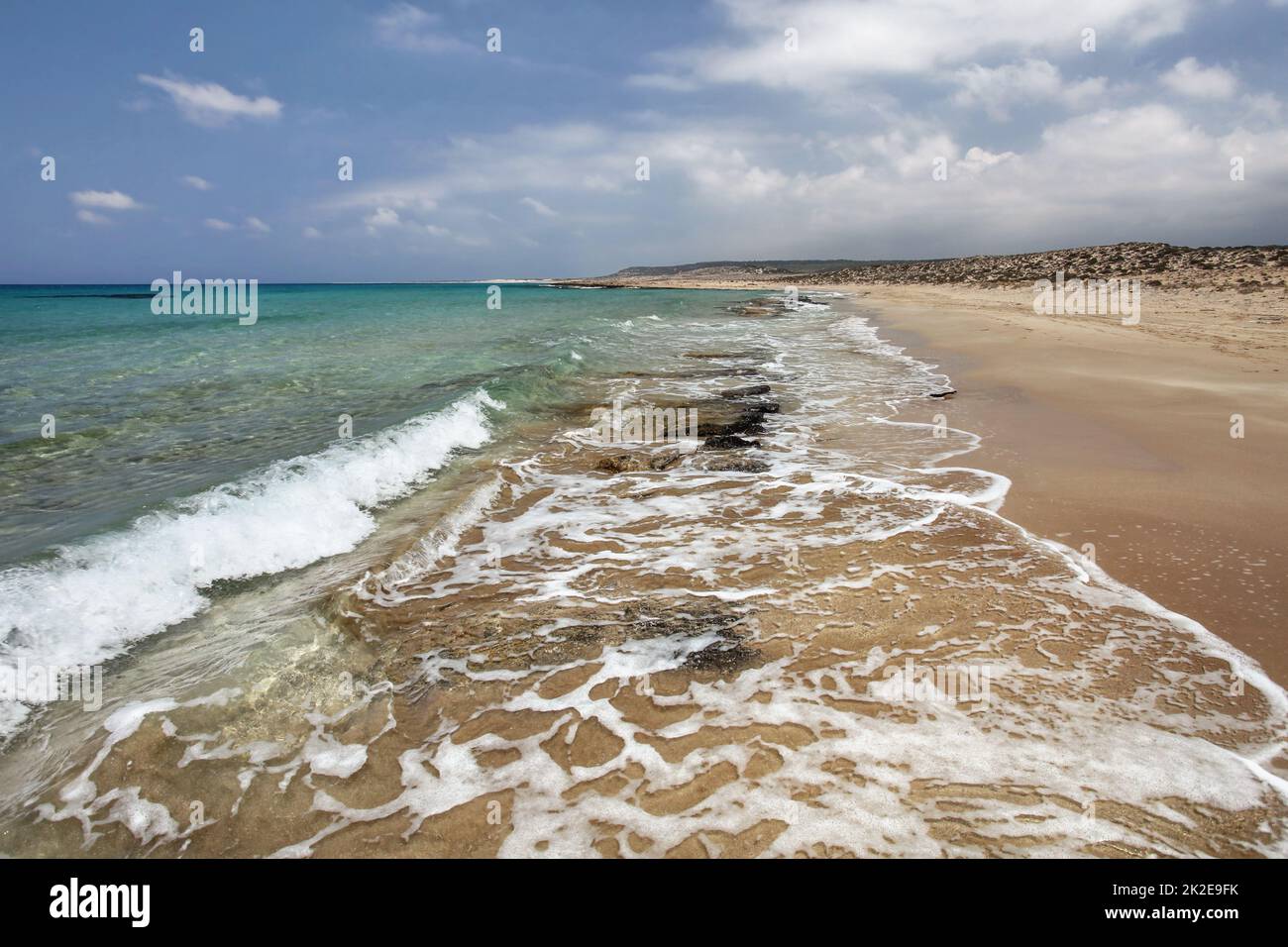 Belle plage sauvage, petits rochers dans du sable fin, sans les touristes dans la région de Karpas, dans le nord de Chypre Banque D'Images