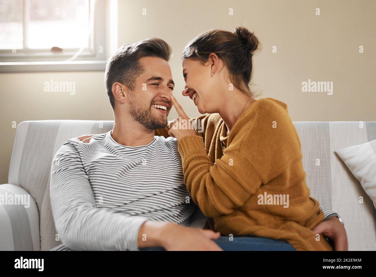 Vous êtes tous les miens aujourd'hui. Photo courte d'un jeune couple qui se détend sur le canapé à la maison. Banque D'Images