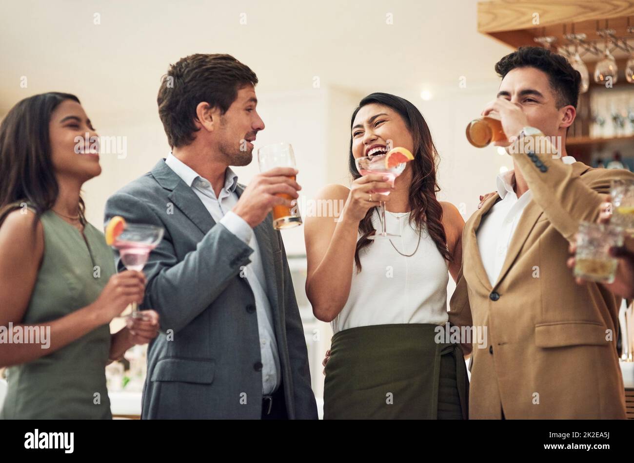 Un peu d'alcool n'est jamais une mauvaise idée. Photo d'un groupe de jeunes  amis en sirotant des boissons alcoolisées dans un bar Photo Stock - Alamy