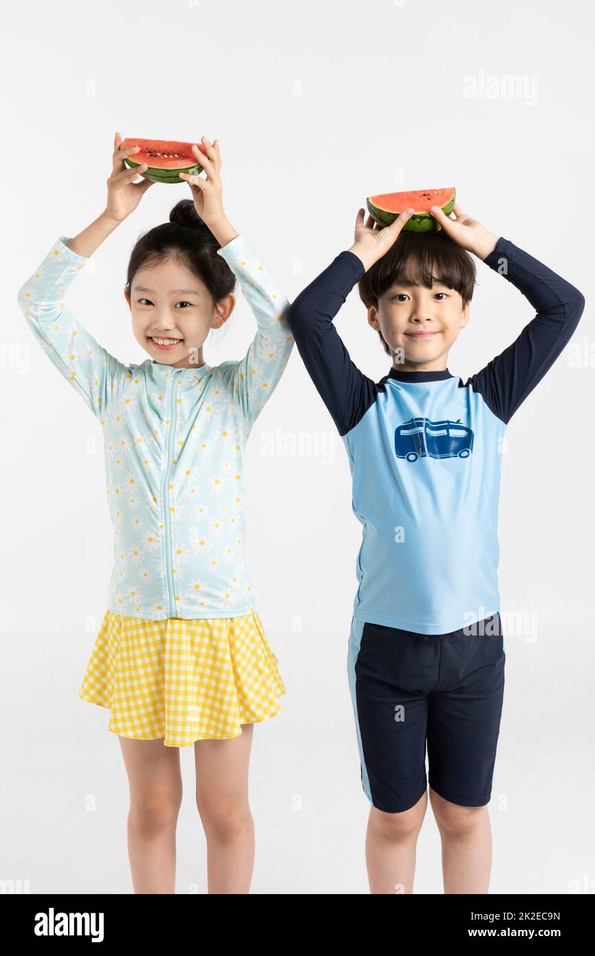 Coréen garçon et fille, concept d'été en fond blanc holding pastèque Banque D'Images