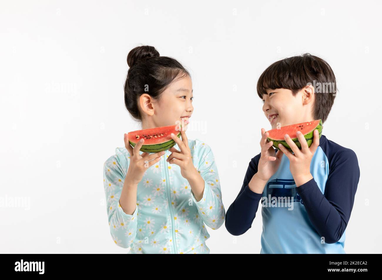 Coréen garçon et fille, concept d'été en fond blanc holding pastèque Banque D'Images