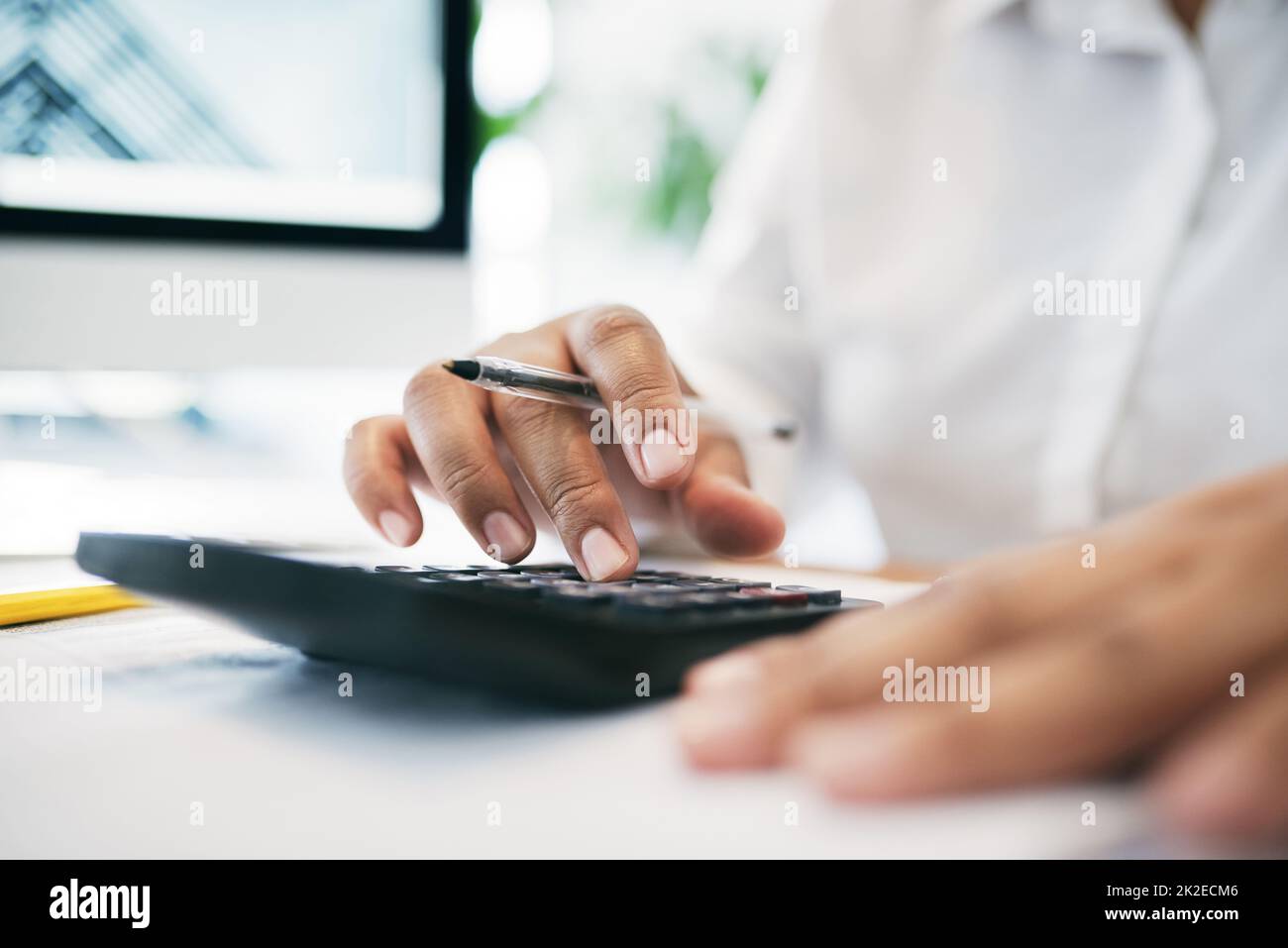 Qu'est-ce que cela équivaut à ? Photo d'un homme d'affaires méconnaissable utilisant une calculatrice dans un bureau. Banque D'Images