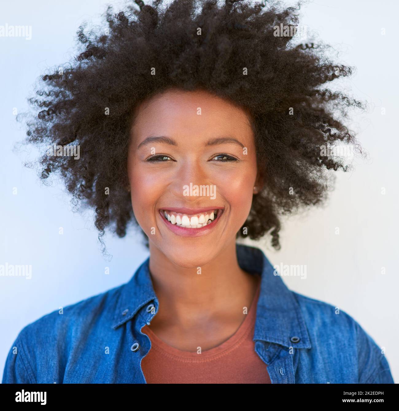 Shes heureux-Go-chanceux. Portrait d'une jeune femme attirante vous donnant un sourire crasseux. Banque D'Images