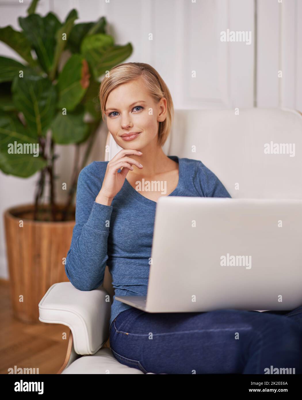 Sur une nouvelle idée. Portrait d'une belle femme assise sur un canapé à l'aide d'un ordinateur portable. Banque D'Images