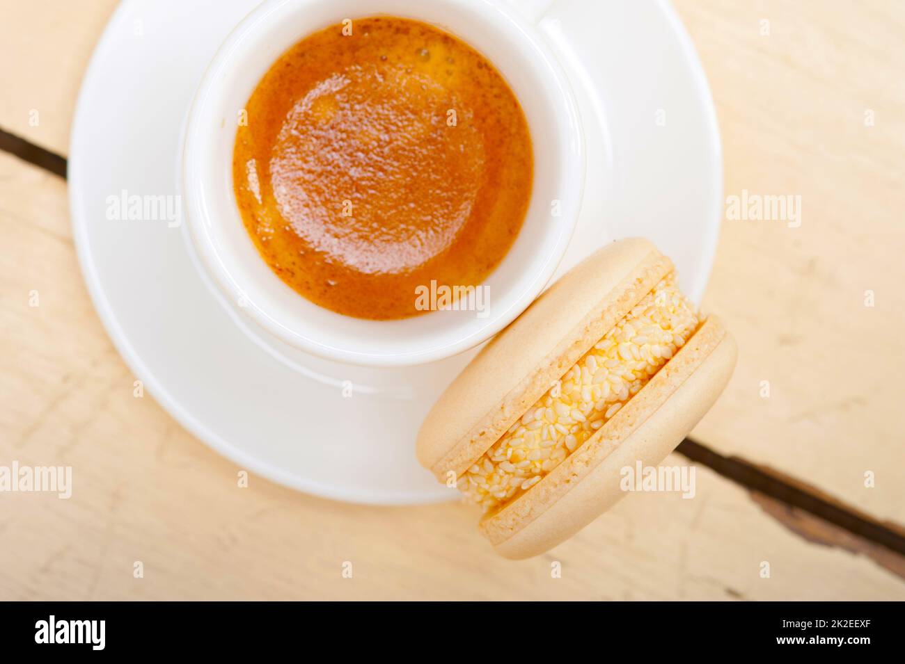 Macarons colorés avec du café espresso Banque D'Images