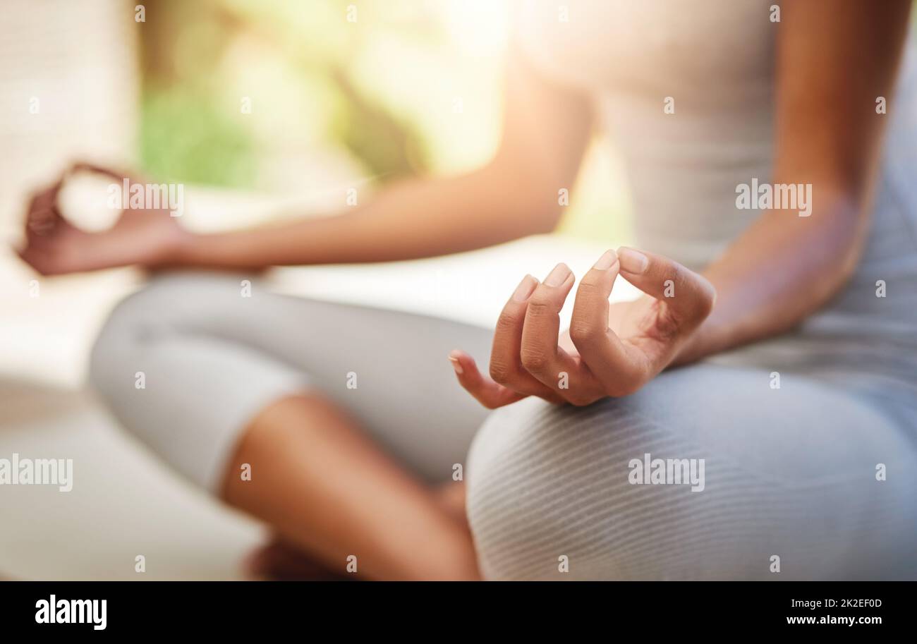 La forme parfaite pour la méditation. Photo courte d'une jeune femme sportive pratiquant le yoga en plein air. Banque D'Images