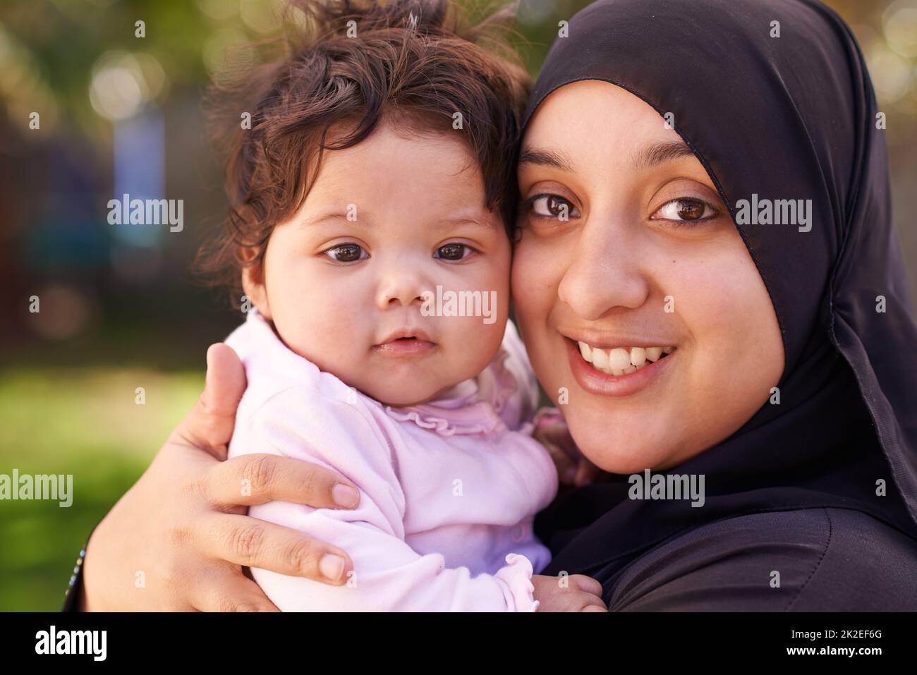 Shes mon petit amour. Prise de vue d'une mère musulmane et de sa petite fille. Banque D'Images