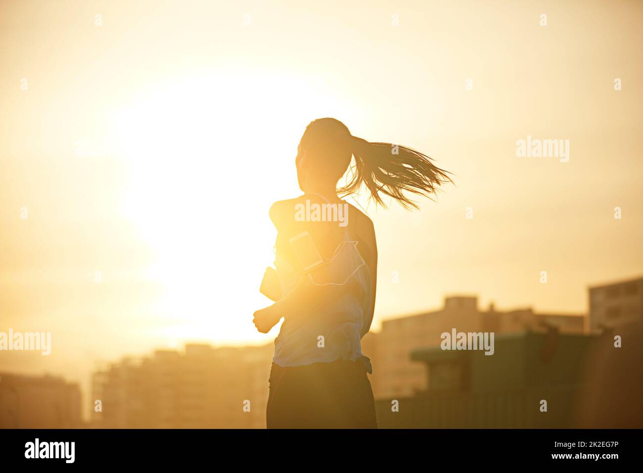 La course à pied est l'un des meilleurs entraînements de dynamitage calorique autour. Photo d'une jeune femme sportive pour une course en ville. Banque D'Images