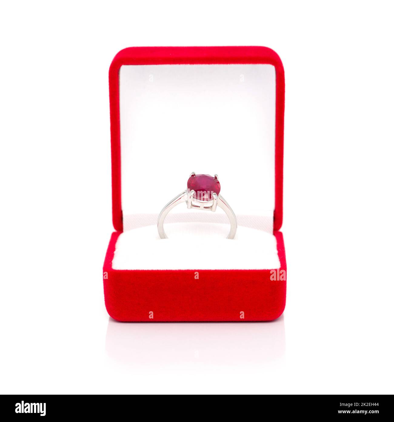Pierres rubis bijoux ou pierres précieuses bague dans boîte rouge bijou. Collection d'accessoires en pierres précieuses naturelles. Prise de vue en studio Banque D'Images