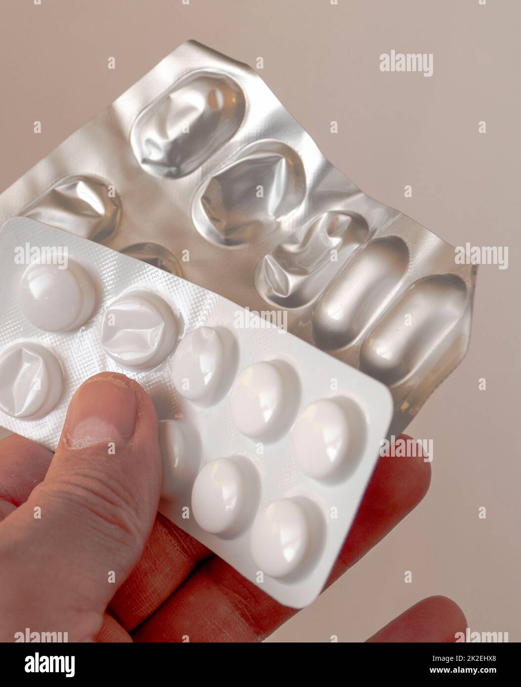Utiliser inutilement des pilules n'est pas bon pour la santé, boîtes de pilules finies dans les mains d'une personne. Banque D'Images