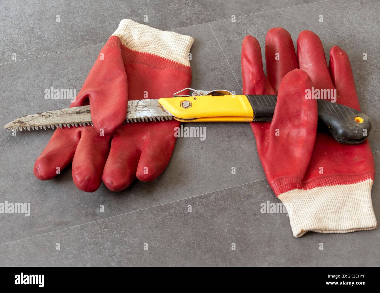 utilisation de gants pour éviter les blessures aux mains lors du travail dans la scie à atelier et de gants de travail épais Banque D'Images
