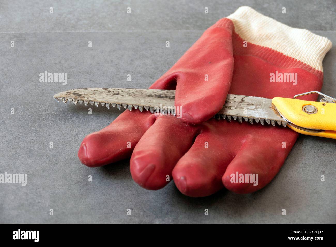 utilisation de gants pour éviter les blessures aux mains lors du travail dans la scie à atelier et de gants de travail épais Banque D'Images