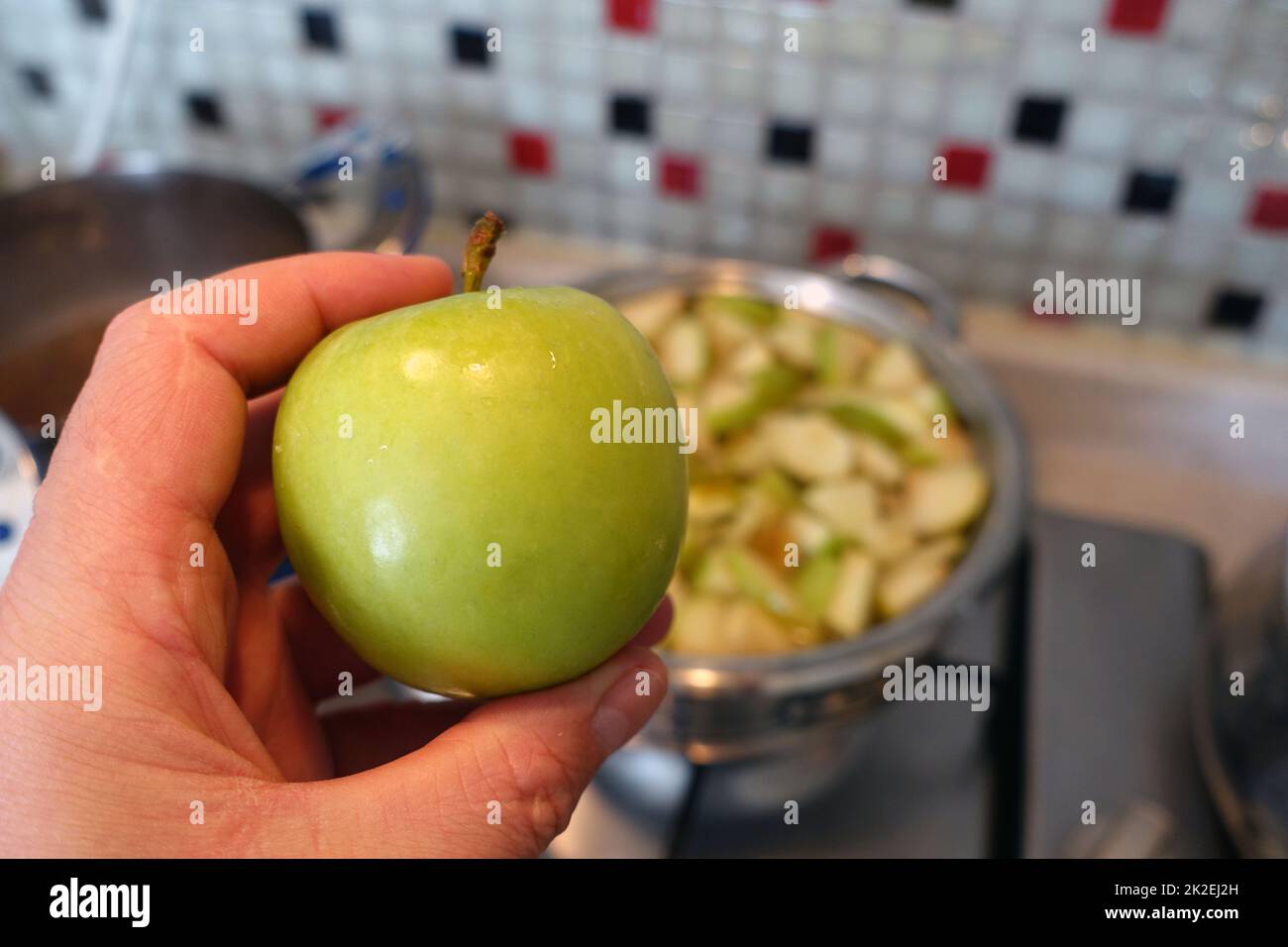 faire de la compote de pomme, morceaux de pomme hachés bouillant dans