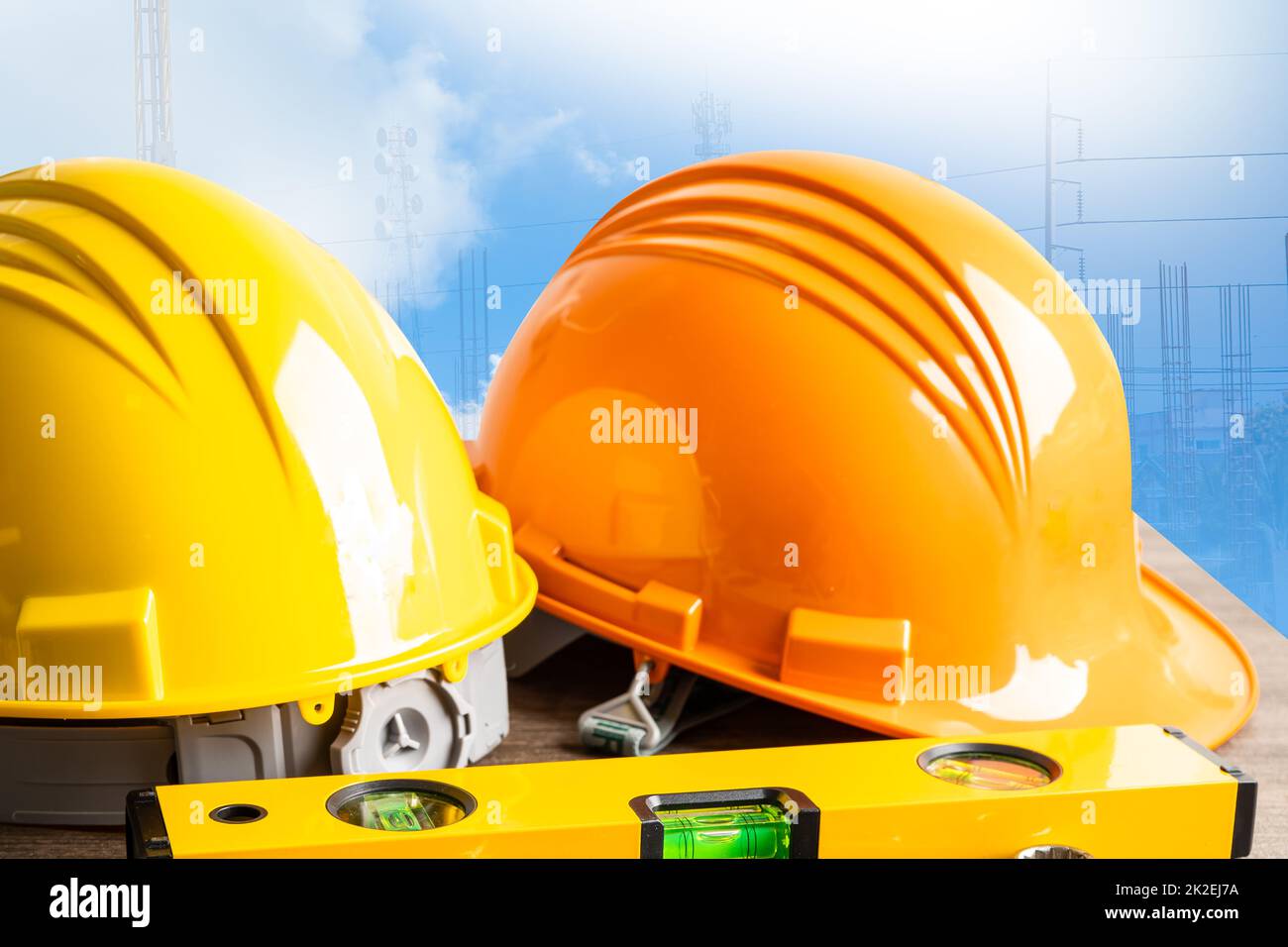 Casque de construction et calculatrice pour projet d'ingénierie sur site. Banque D'Images