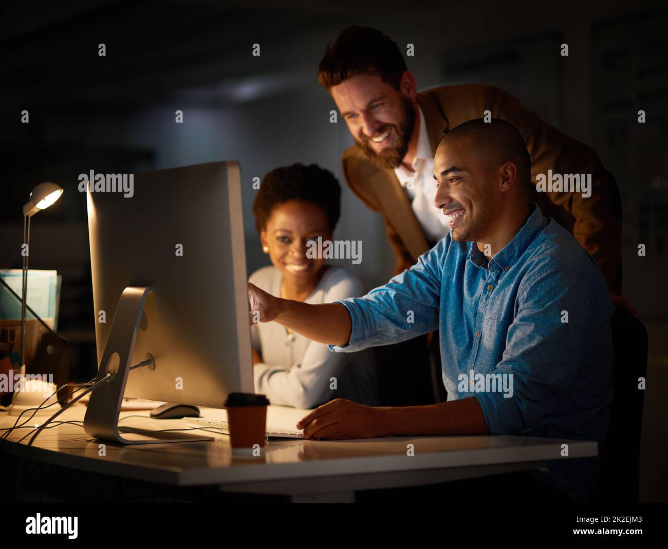 C'est notre meilleur choix Photo rognée d'un groupe de collègues travaillant tard dans un bureau. Banque D'Images