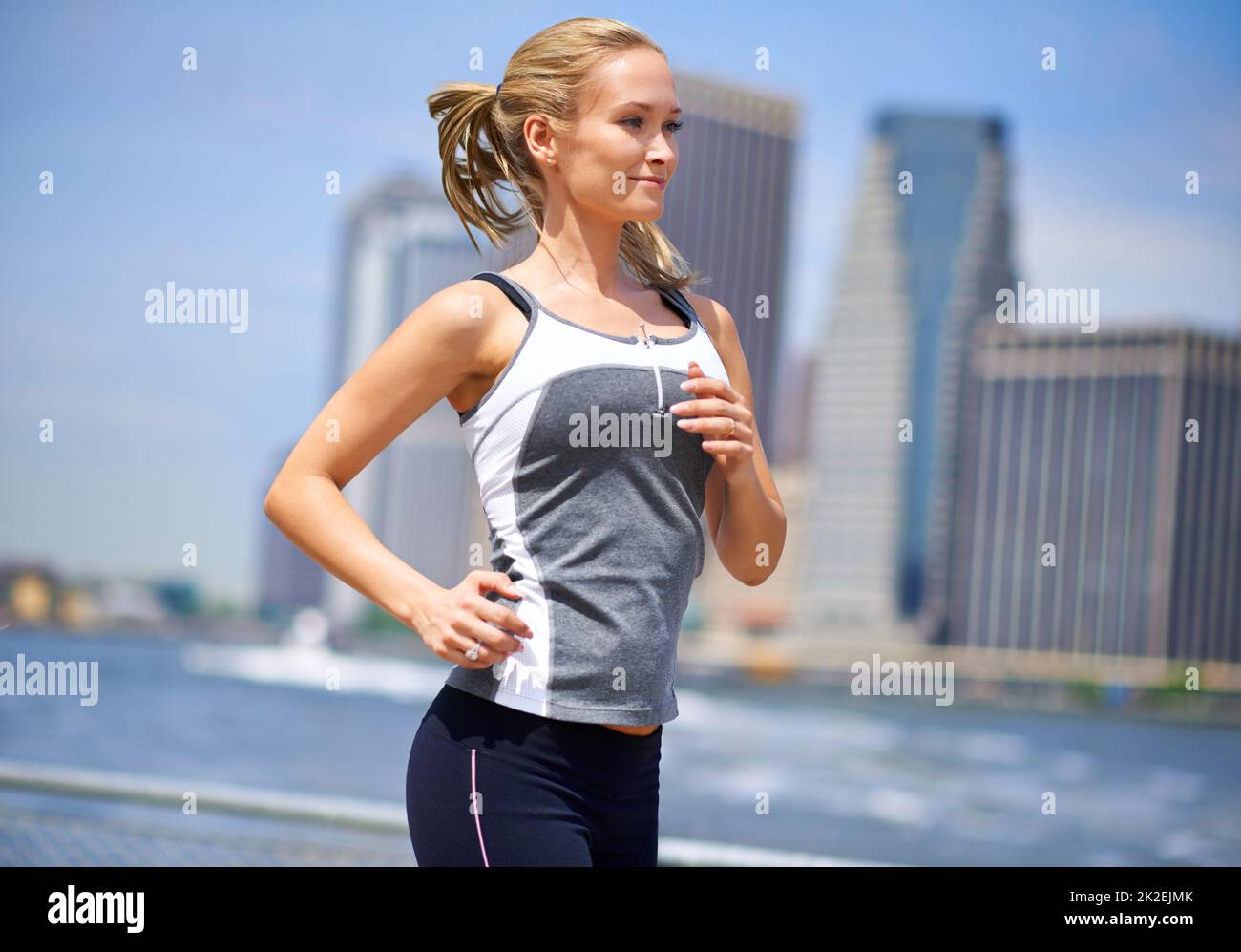 Jogging dans la jungle de béton. Photo d'une jolie femme blonde qui fait du jogging dans un cadre urbain. Banque D'Images