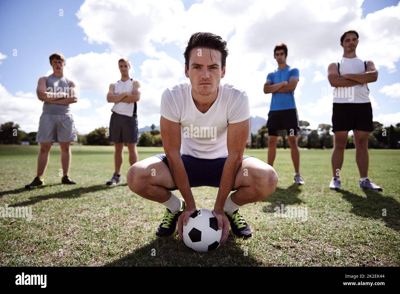 L'équipe gagnante... à chaque fois. Portrait d'un groupe de joueurs de football sérieux debout sur un terrain de jeu. Banque D'Images