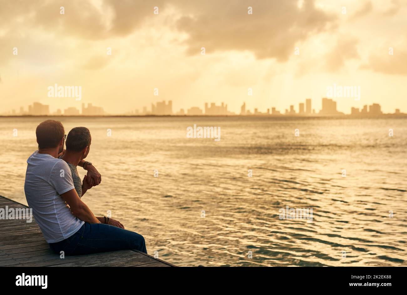 Terminer une journée parfaite comme il se peut. Photo courte d'un couple affectueux et mûr passant la journée au bord de la plage. Banque D'Images