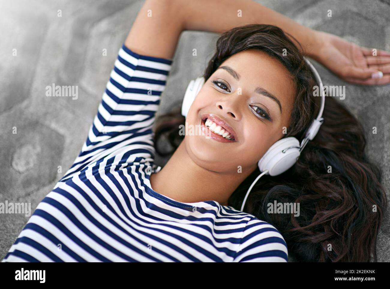 À l'écoute du week-end. Photo d'une jeune femme écoutant de la musique à la maison. Banque D'Images