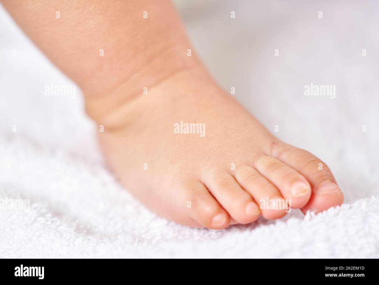 mon pied a-il toujours été aussi gros. Photo d'un petit pied de bababayes. Banque D'Images