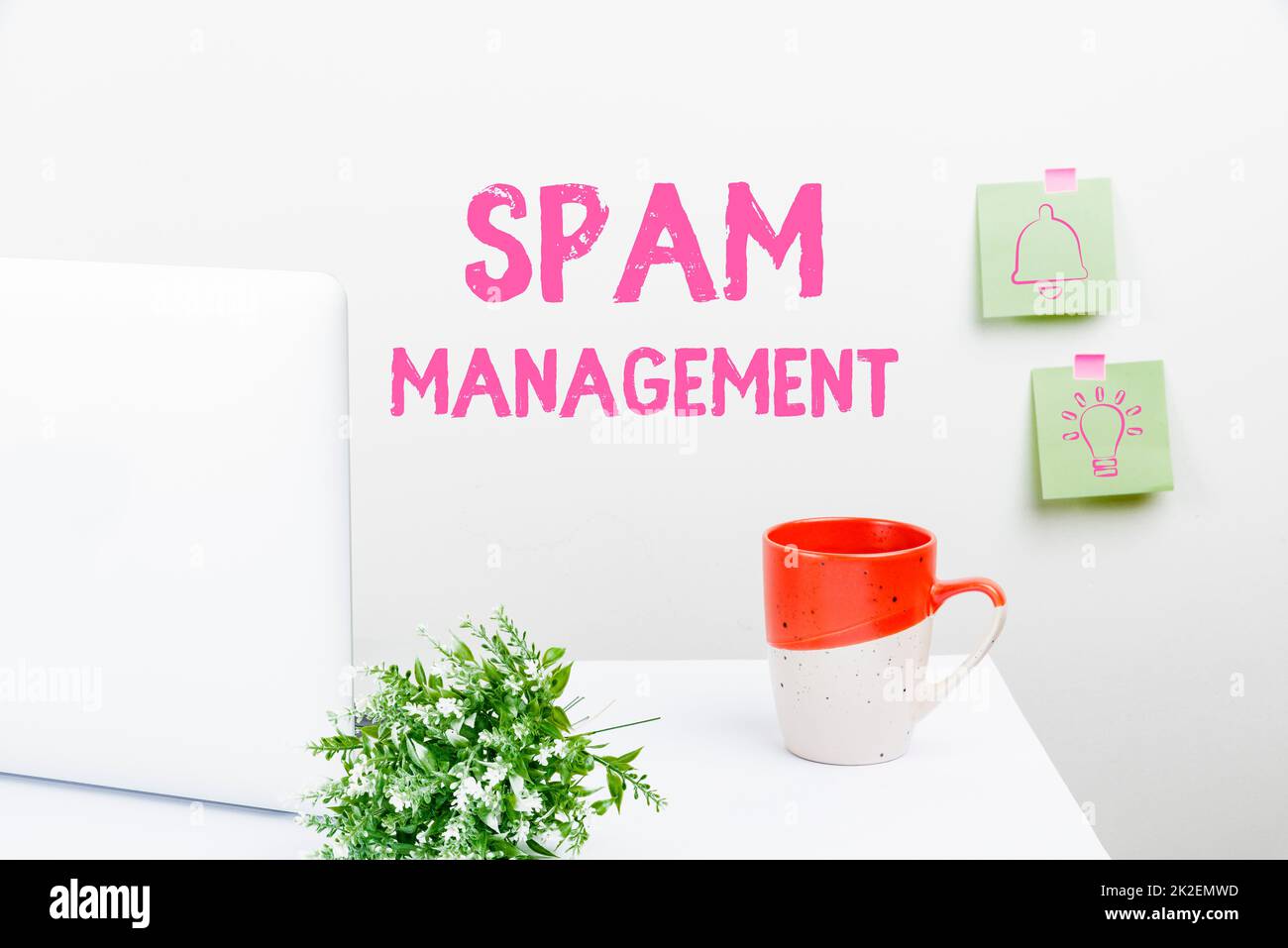 Affiche affichant Spam Management. La photo conceptuelle permet de réduire ou de filtrer la quantité de spam dans votre boîte de réception Tidy Workspace Setup, Writing Desk Tools Equipment, Smart Office Banque D'Images